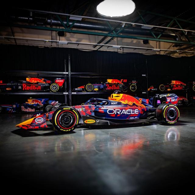 梅赛德斯完胜红牛车队，汉密尔顿刷新纪录