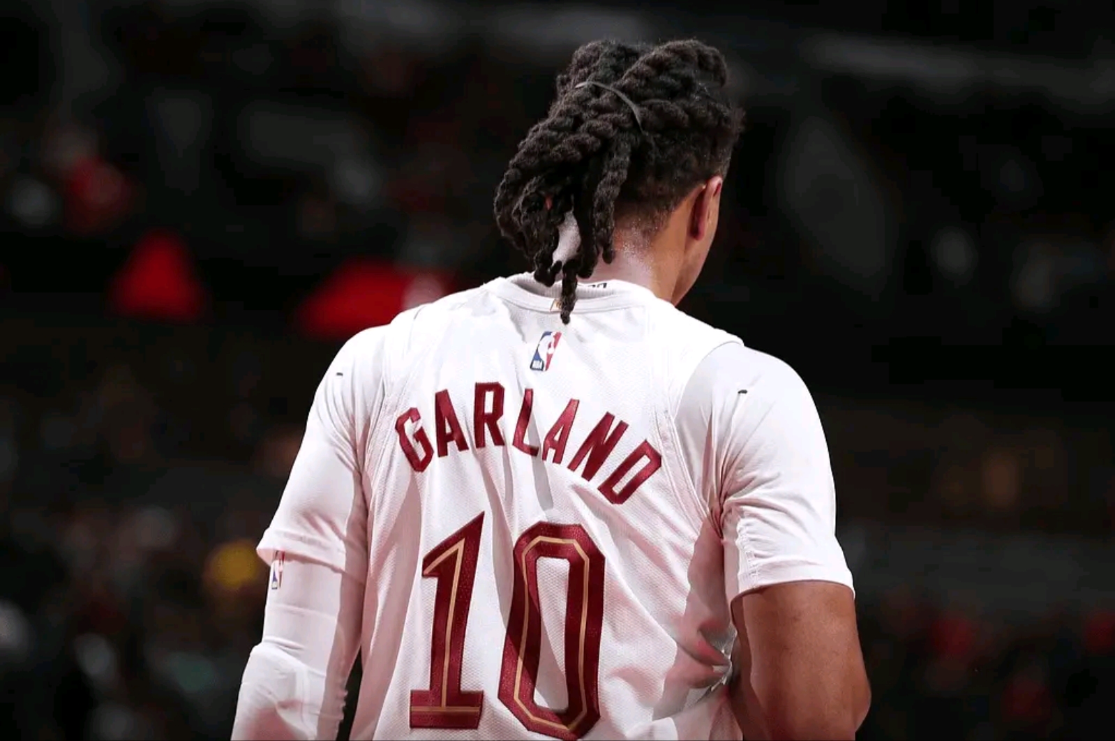 青岛队横扫掘金，米切尔状态火热