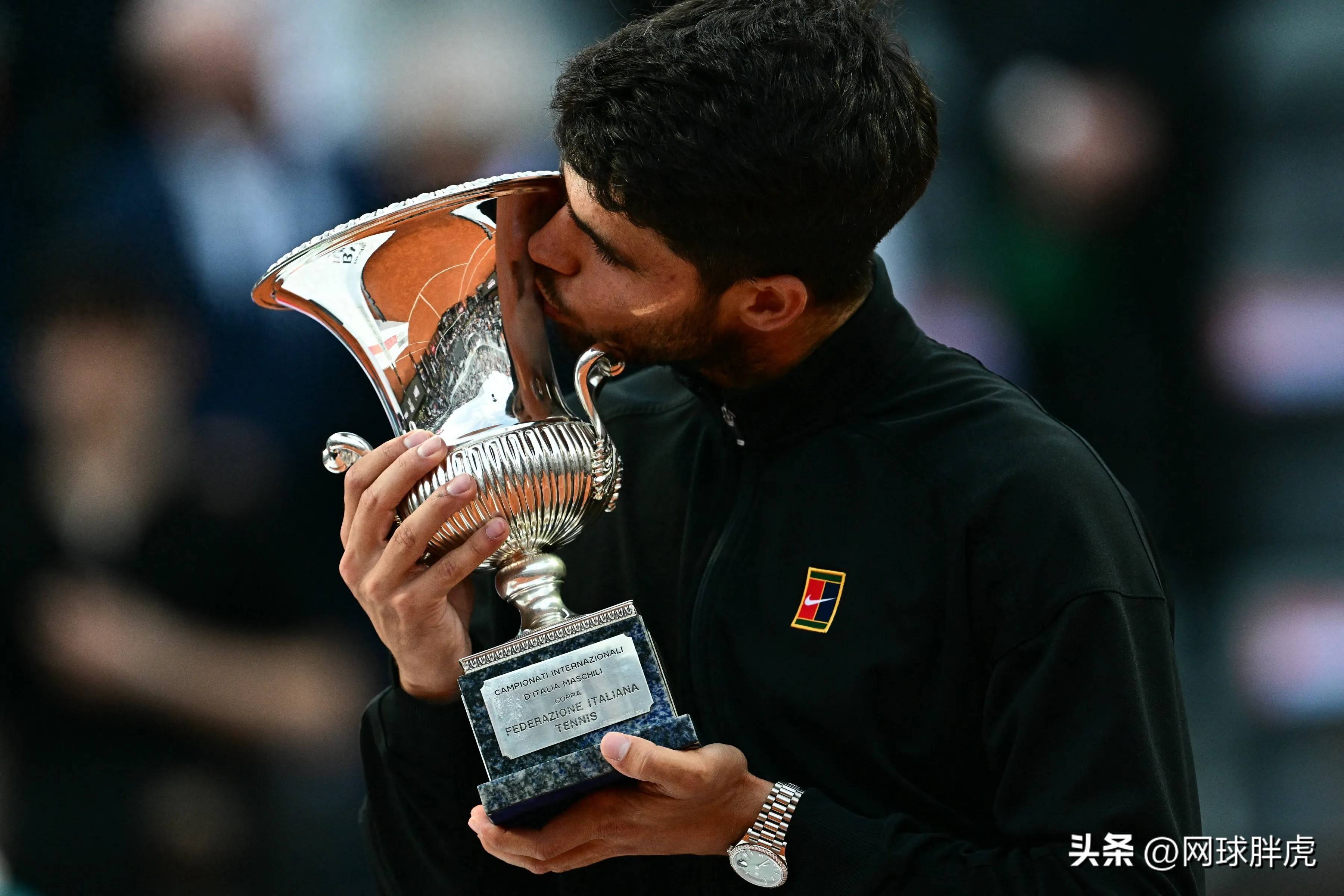 英国网球队鏖战德国网球队，阿尔卡拉斯关键制胜