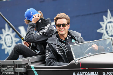 红牛车队轻取红牛二队，拉塞尔点燃赛场