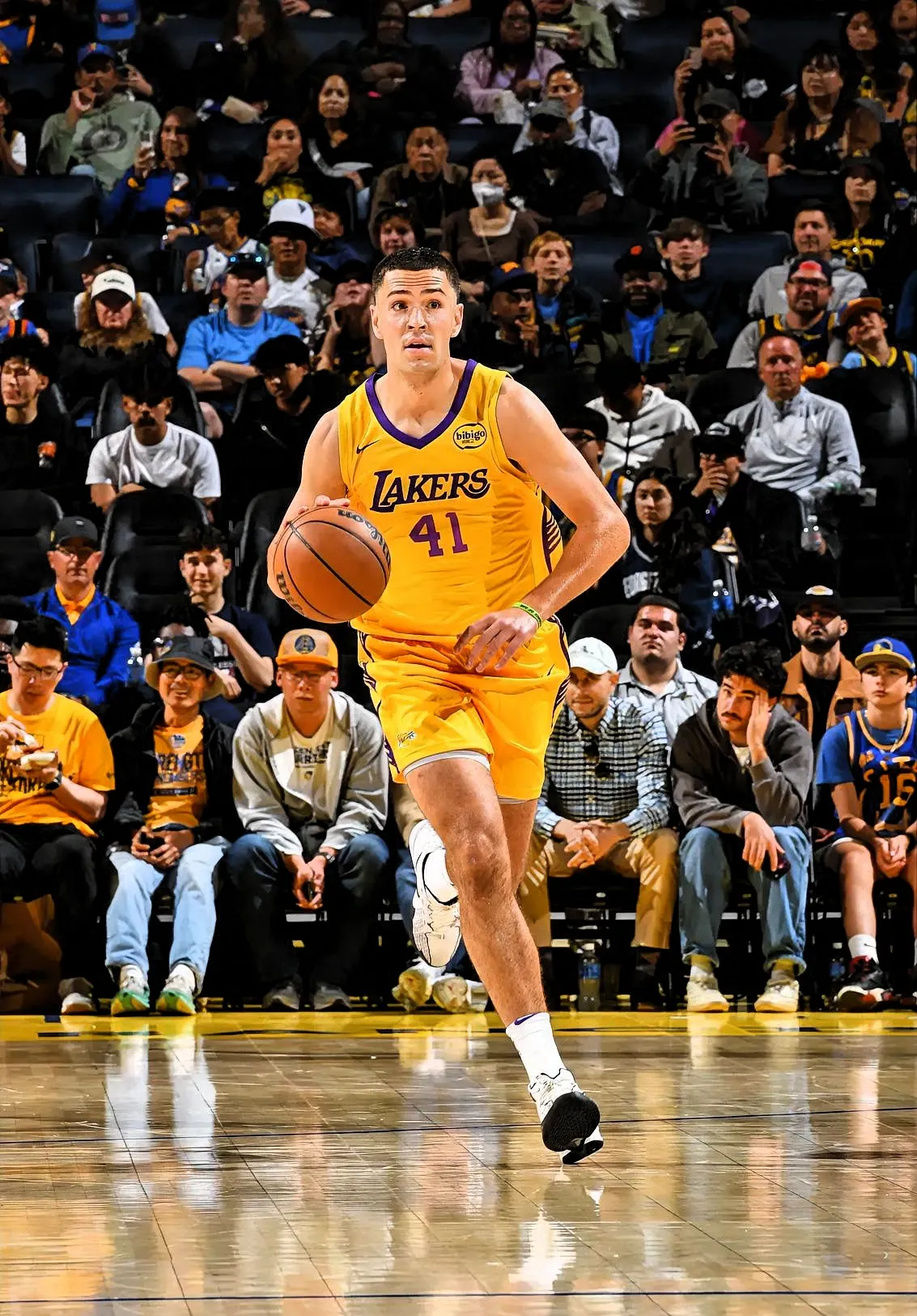 精彩比赛中球员表现出色受到赞誉