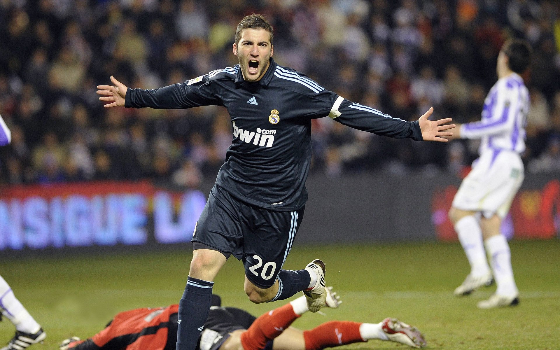 从上海滩到总决赛，霍勒迪的接管艺术与冠军基因的跨洋传承